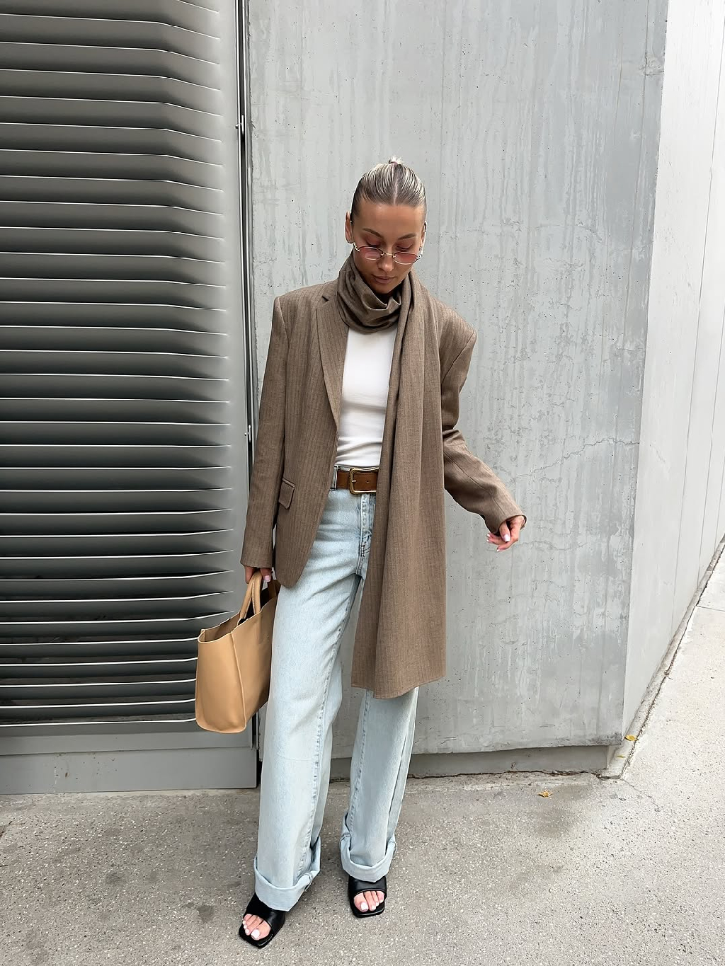 Жакет «HUDSON» и джинсы 90s - дуэт, который объединяет классику и современный ритм

Доступны для заказа на сайте matu.me и в шоуруме:
Большой Козихинский переулок, 7c2