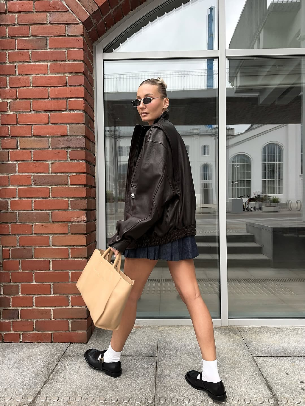 Осень начинается с крепкого эспрессо и сильного образа ☕️

Куртка «ESPRESSO» - это классика, переосмысленная в духе современной урбанистики. Плотная зернистая кожа глубокого шоколадного оттенка — это гарантия прочности, долговечности и безупречного вкуса.

Доступна по предзаказу на сайте