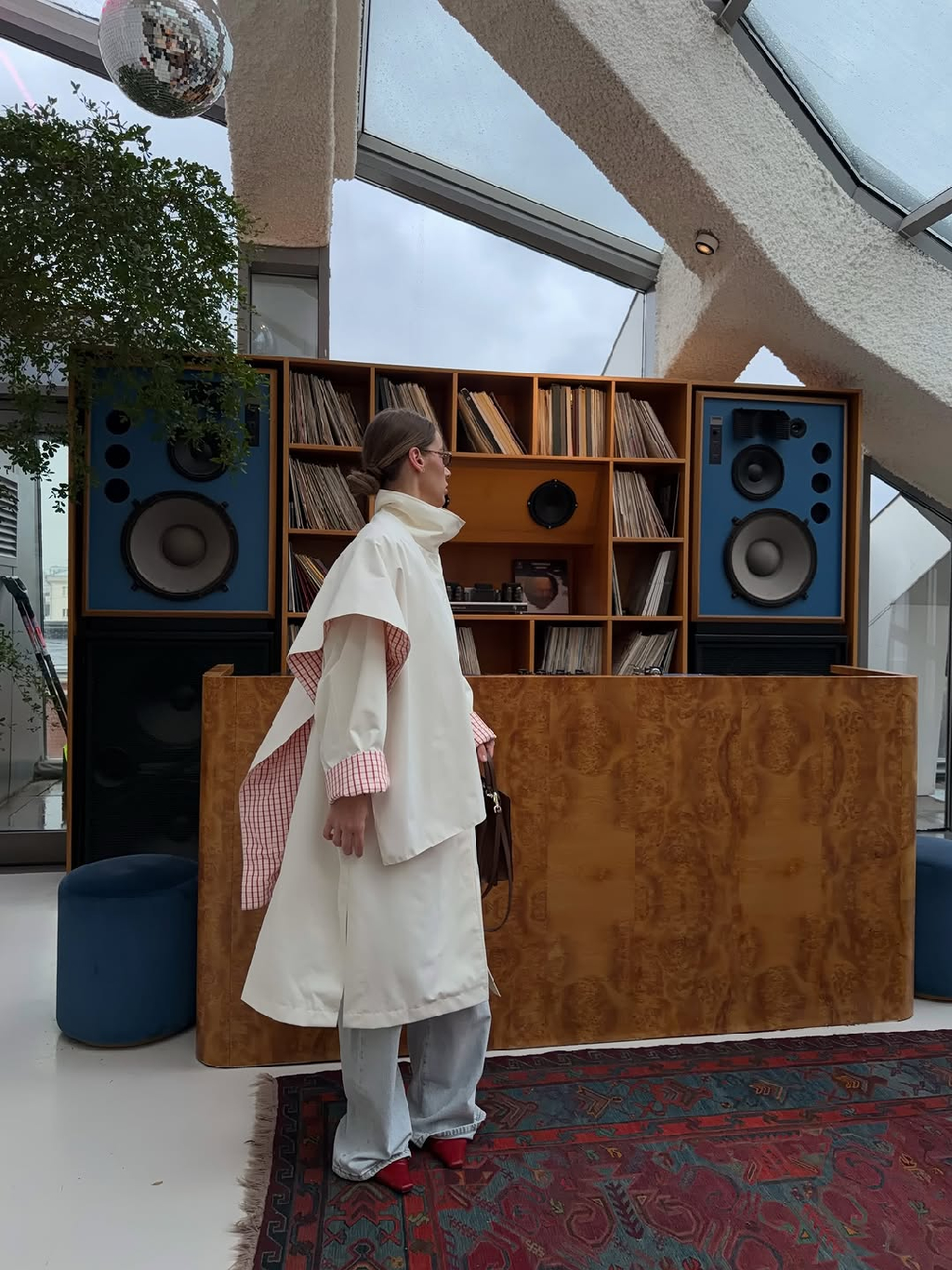 Именно поэтому мы так любим наш плащ: с виду он лаконичный, но стоит подвернуть манжеты или перевернуть съёмный палантин другой стороной — образ меняется мгновенно.

Образ доступен на сайте matu.me