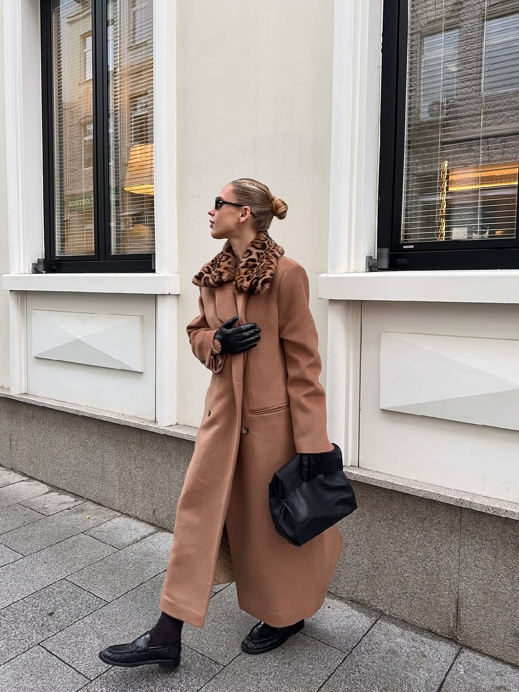 Это не просто пальто — это инструмент для создания вашего идеального образа 💫

В нём легко быть разной:
Сегодня — чистый минимализм и сдержанная элегантность.
Завтра - дерзкий акцент и роскошная женственность, стоит лишь добавить съёмный воротник из леопардового эко-меха.

Пальто выполнено из шерсти с утеплённым стёганым подкладом - тёплое, лёгкое и идеально адаптированное к переменчивой погоде.

Комфортно до -10°С.