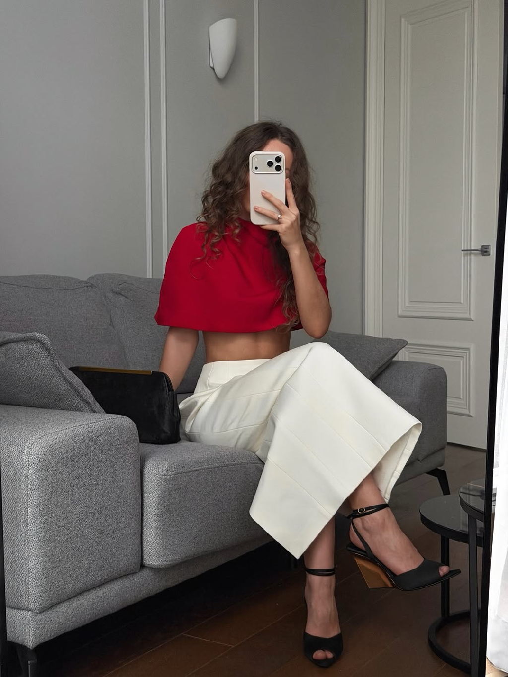 Акцент, который невозможно не заметить ❤️

Молочная юбка-карандаш «ECLAIR» с выразительным акцентом на бёдрах создаёт выверенный, притягательный силуэт и легко адаптируется к разным настроениям образа.
В сочетании с красным кейпом она звучит особенно эффектно - элегантно, уверенно и вне времени.