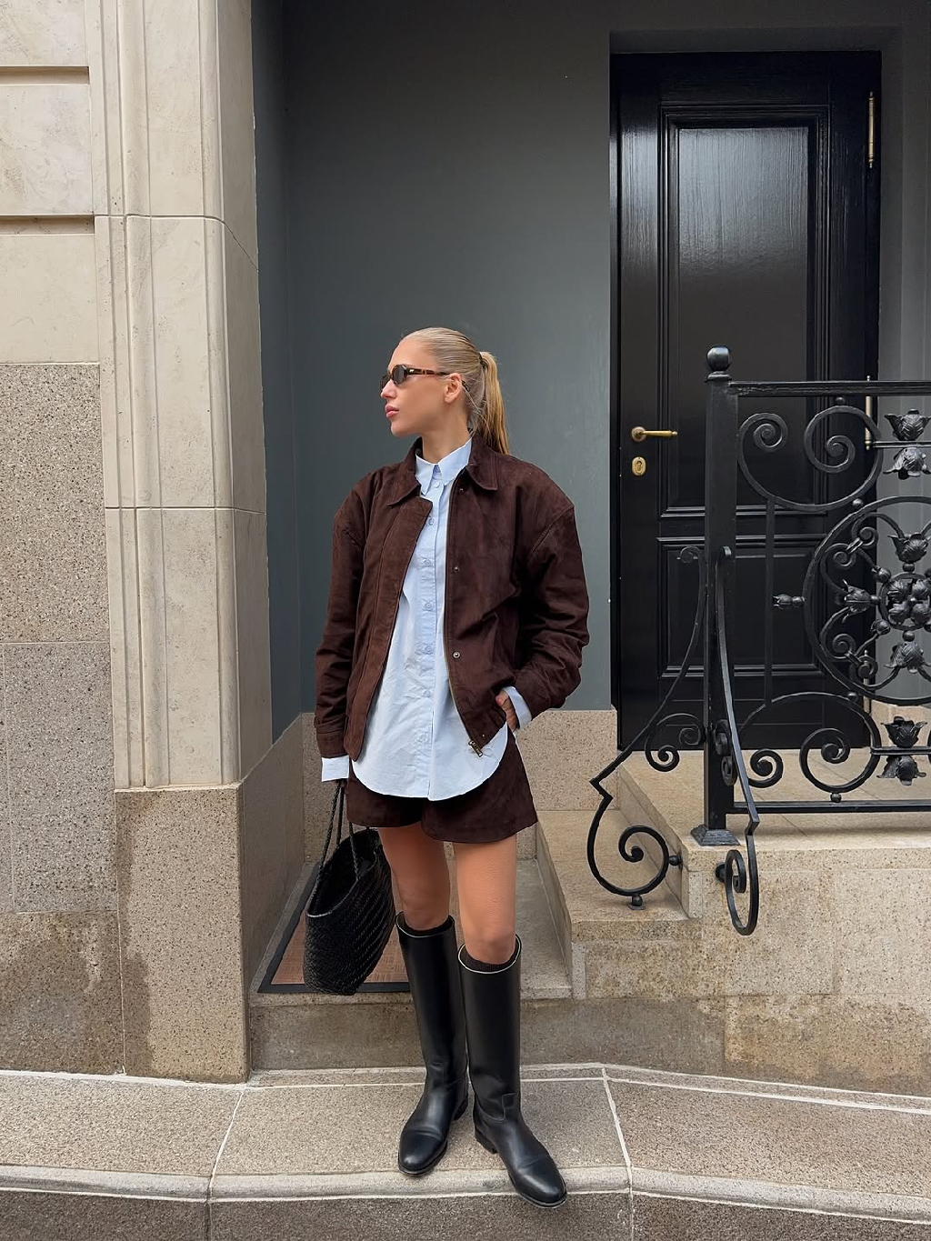 Мягкая натуральная замша в шоколадном оттенке 🤎

Бомбер и шорты — сочетание свободы и элегантности, где каждая деталь наполнена фактурой и светом.

Доступны для заказа на сайте matu.me