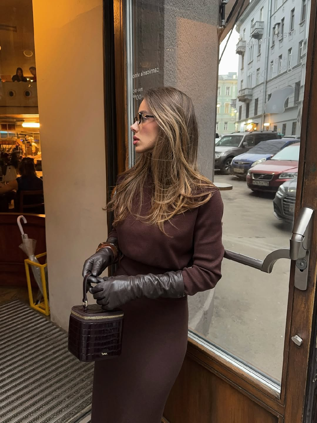 Теплый шоколадный тон, мягкий трикотаж и идеальные линии ☕️🍫

Костюм «AMBER» с джемпером и юбкой-миди создает женственный образ и дарит непревзойденный комфорт и тепло.