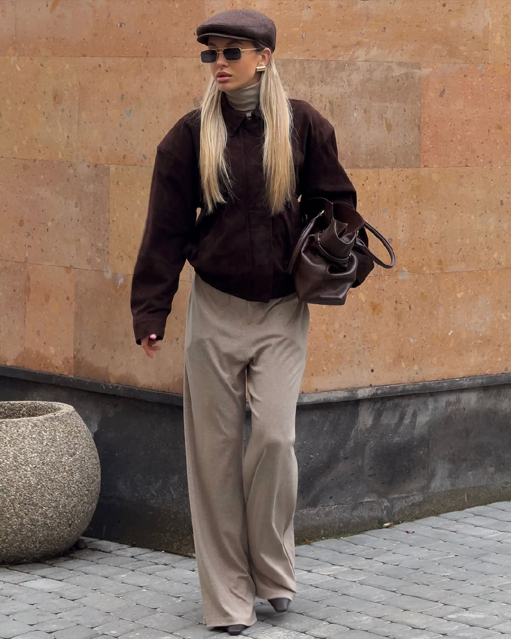 Тёплые оттенки и мягкие фактуры

Утепленный костюм IN&OUT и шоколадный бомбер из натуральной замши — формула спокойного стиля.

Доступны для заказа на сайте matu.me и в шоуруме: Москва, Большой Козихинский переулок, 7c2