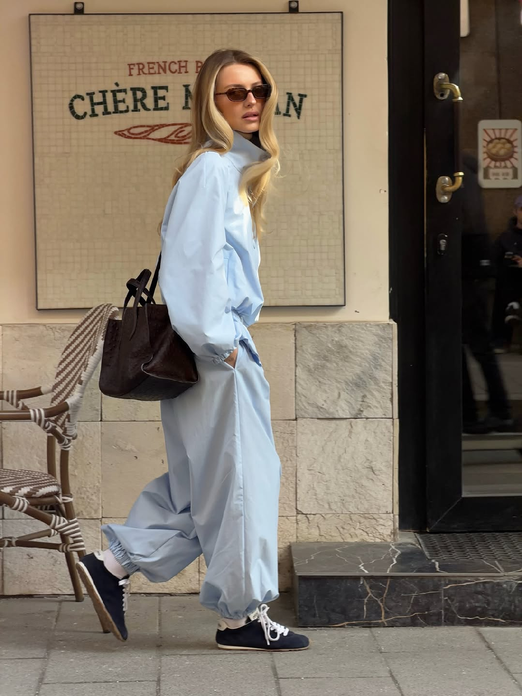 Небесно-голубой - один из самых желанных оттенков этого сезона 💎

В костюме «Николь» он раскрывается особенно красиво: ветровка с баской мягко подчёркивает талию, а брюки-аладдины добавляют образу лёгкость и свободу, создавая продуманный и выразительный силуэт.

Ветровка и брюки доступны на сайте matu.me в 3-х оттенках.