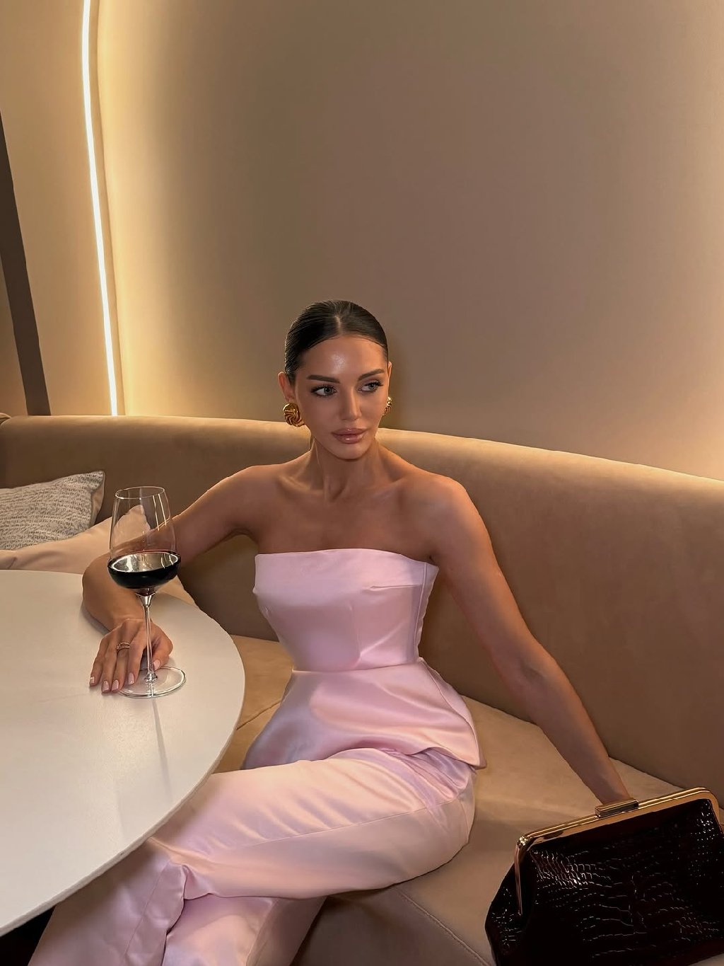 Идеальная пара для создания лаконичного шика 💕

Корсетный топ «CLARA» с открытыми плечами - воплощение чувственной элегантности. Открытые плечи подчеркивают линию шеи и ключиц, а корсетный крой и акцентная баска создают безупречный силуэт.

Брюки «CLARA» из плотного атласа — гарантия безупречного вечернего образа. Гладкий и блестящий материал создает эффектные переливы света, а классический крой обеспечивает комфорт и элегантность.