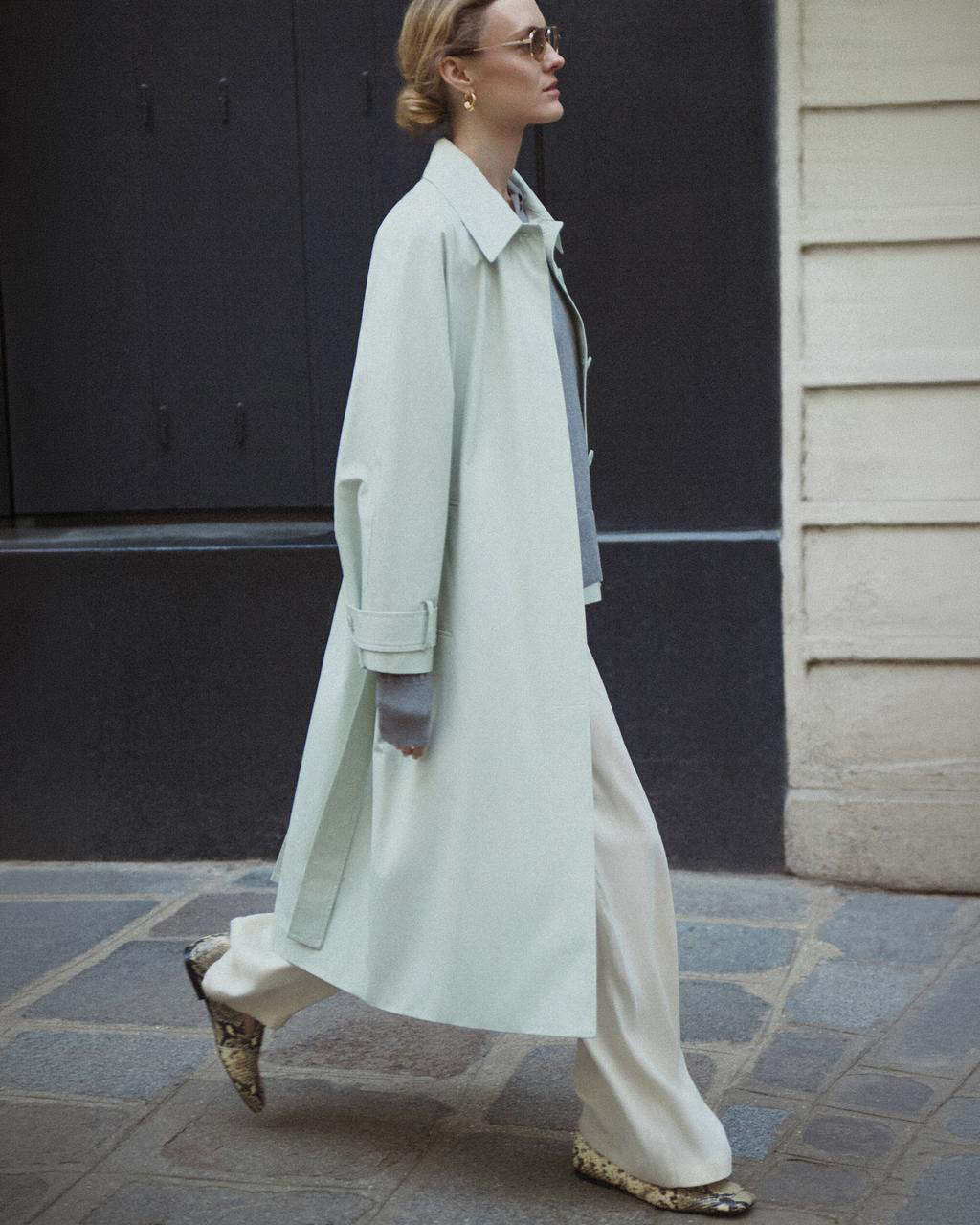 Для прогулок в ритме весеннего города 

Плащ из хлопка в нежно-зеленом оттенке создан, чтобы дарить комфорт и свободу движения. Сочетайте с джемпером-поло из тенсела и шерсти и легкими брюками для расслабленного, но утонченного образа на каждый день.

Больше моделей — на сайте, в приложении, на Lamoda и в магазинах IDOL.