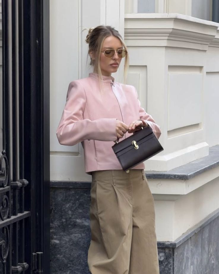 Образ дня — куртка в нежном розовом оттенке и брюки из плотного хлопка. 

Куртка выполнена из мягкой премиальной кожи. За счет кроя модель одинаково уместна как в романтичных образах, так и в сочетаниях в духе спорт-шик. Дополняют комплект лоферы из замши, сумка и очки.

Больше стильных идей — на сайте, в приложении, на Lamoda и в магазинах IDOL.