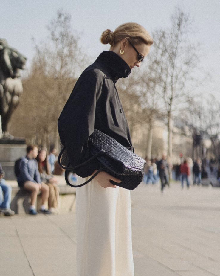 Идея образа для выходного дня — куртка с воротником-стойкой и легкие брюки на кулиске. 

Контраст черного и белого делает образ графичным и выразительным. Добавьте характер деталями: лоферы с анималистичным принтом, плетеная сумка из натуральной кожи и солнцезащитные очки.

Больше стильных идей — на сайте, в приложении, на Lamoda и в магазинах IDOL.