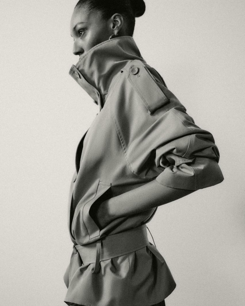 Плащ из коллекции IDOL LAB — трендовая альтернатива классическому тренчу.

Модель объединяет в себе дух нулевых и современную архитектуру формы. Лаконичный воротник-стойка и спущенная линия плеча с удлиненными эполетами задают актуальный силуэт. А пояс, смещенный на бедра, отсылает к узнаваемой эстетике 2000-х.