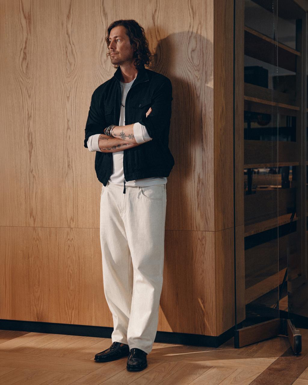 Новинка мужской коллекции IDOL — куртка из лиоцелла

Лиоцелл — материал на основе древесной целлюлозы. Он имеет плотную, но дышащую структуру: вещь лучше держит форму и остается комфортной в носке.

Для создания элегантного образа на каждый день сочетайте куртку со светлыми джинсами и футболкой из мерсеризованного хлопка.