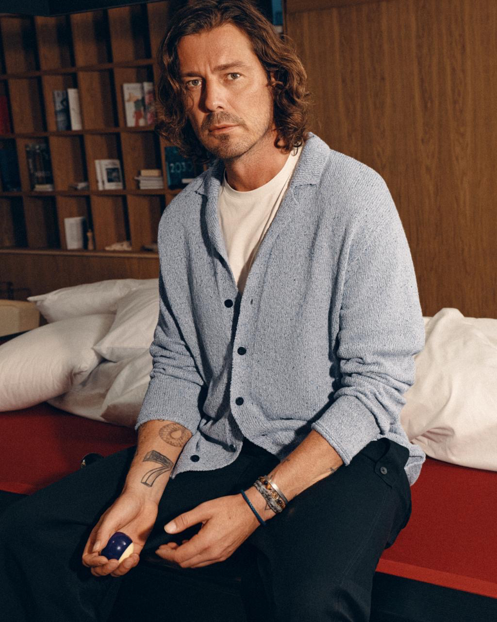 Кардиган — одна из самых гибких вещей мужского гардероба. Он собирает образ и легко меняет характер: от расслабленного до более собранного.

Смесовая пряжа из натуральных материалов — хлопка, льна и шелка — ключевая особенность этой модели. Она создает живую акцентную фактуру.

Сочетайте с денимом для повседневных образов или с классическими брюками для более строгого настроения.