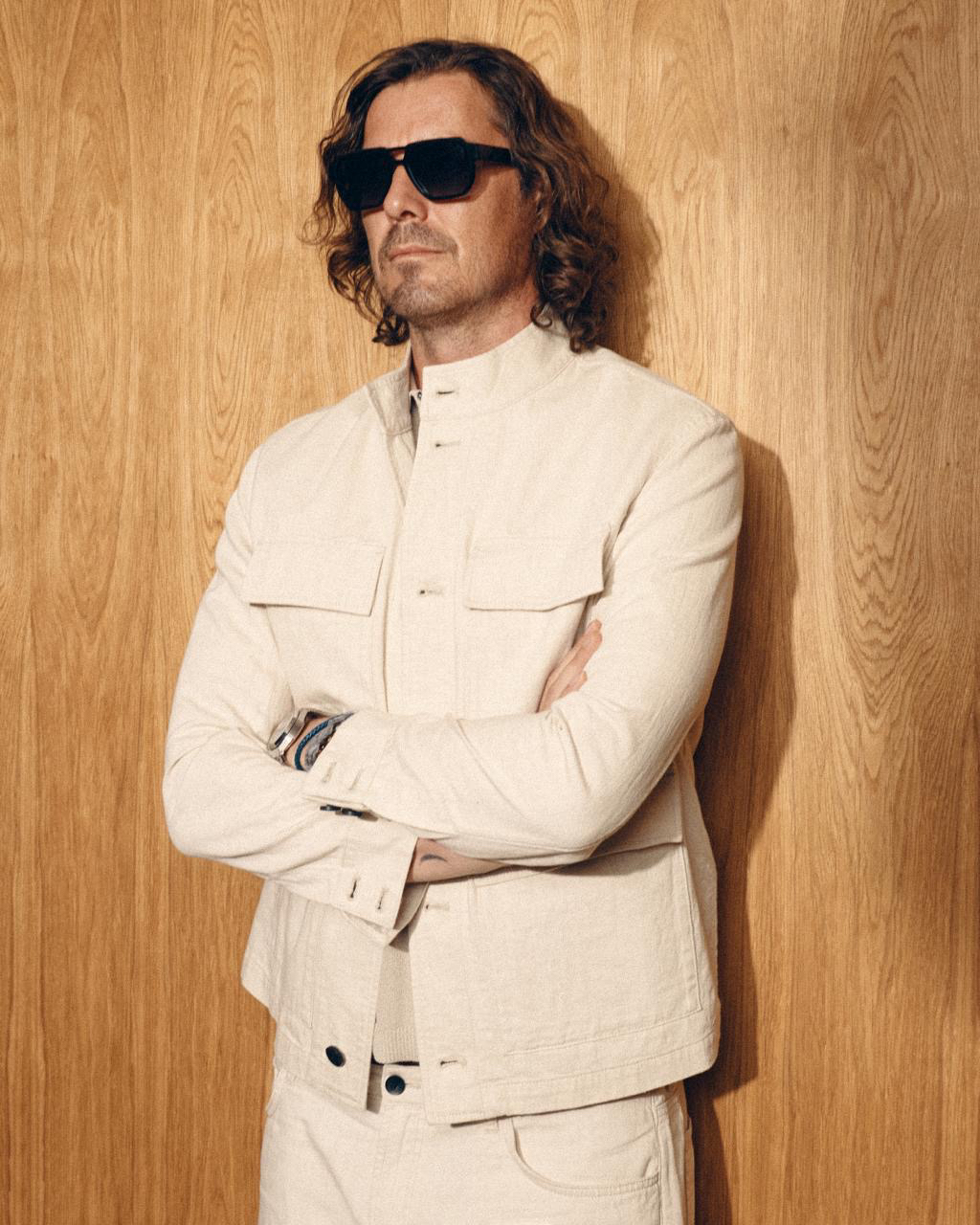 Амбассадор IDOL Марат Сафин в образе из новой коллекции — пиджак и брюки из хлопка и льна в сочетании с классическим поло.

Фактура льна здесь играет ключевую роль — она становится главным акцентом в лаконичном силуэте. Прямой крой и накладные карманы пиджака говорят о практичности, а воротник-стойка отсылает к современной форме.

Полный образ ждет вас на сайте, в приложении, на Lamoda и в магазинах IDOL.