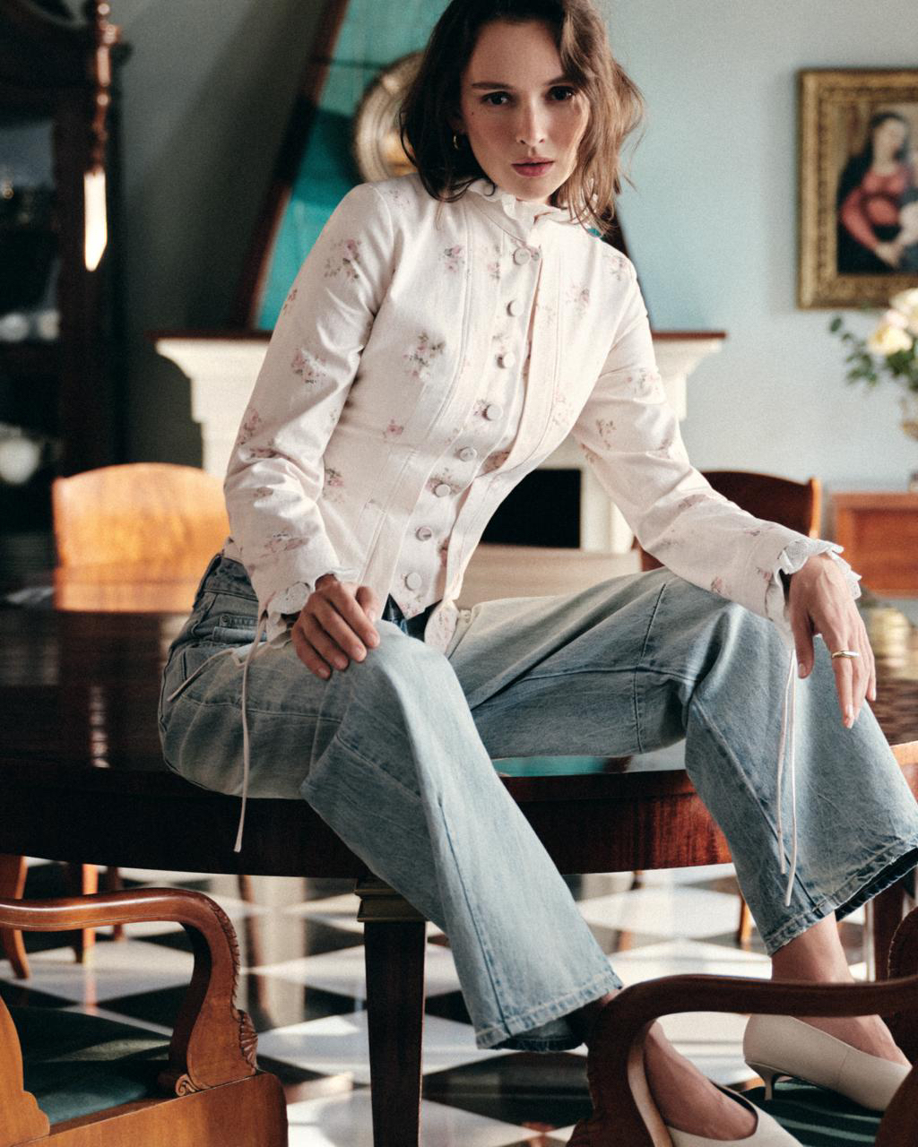 Актриса и сценарист Паулина Андреева — амбассадор коллекции весна–лето 2026. В ее характере и творчестве женственность и сила существуют не как противоположности, а как естественное продолжение друг друга.

Коллекция строится на том же принципе: она сочетает в себе романтизм и внутреннюю силу. Силуэты выстроены свободно и расслабленно: летящие платья с объемными рукавами, просторные рубашки, широкие брюки и легкие костюмы. Ключевым элементом становятся жакеты в эстетике рококо с подчеркнутой линией талии, изящными изгибами кроя и басками. Премиальные материалы — лен, хлопок и струящаяся вискоза — усиливают ощущение легкости и движения.