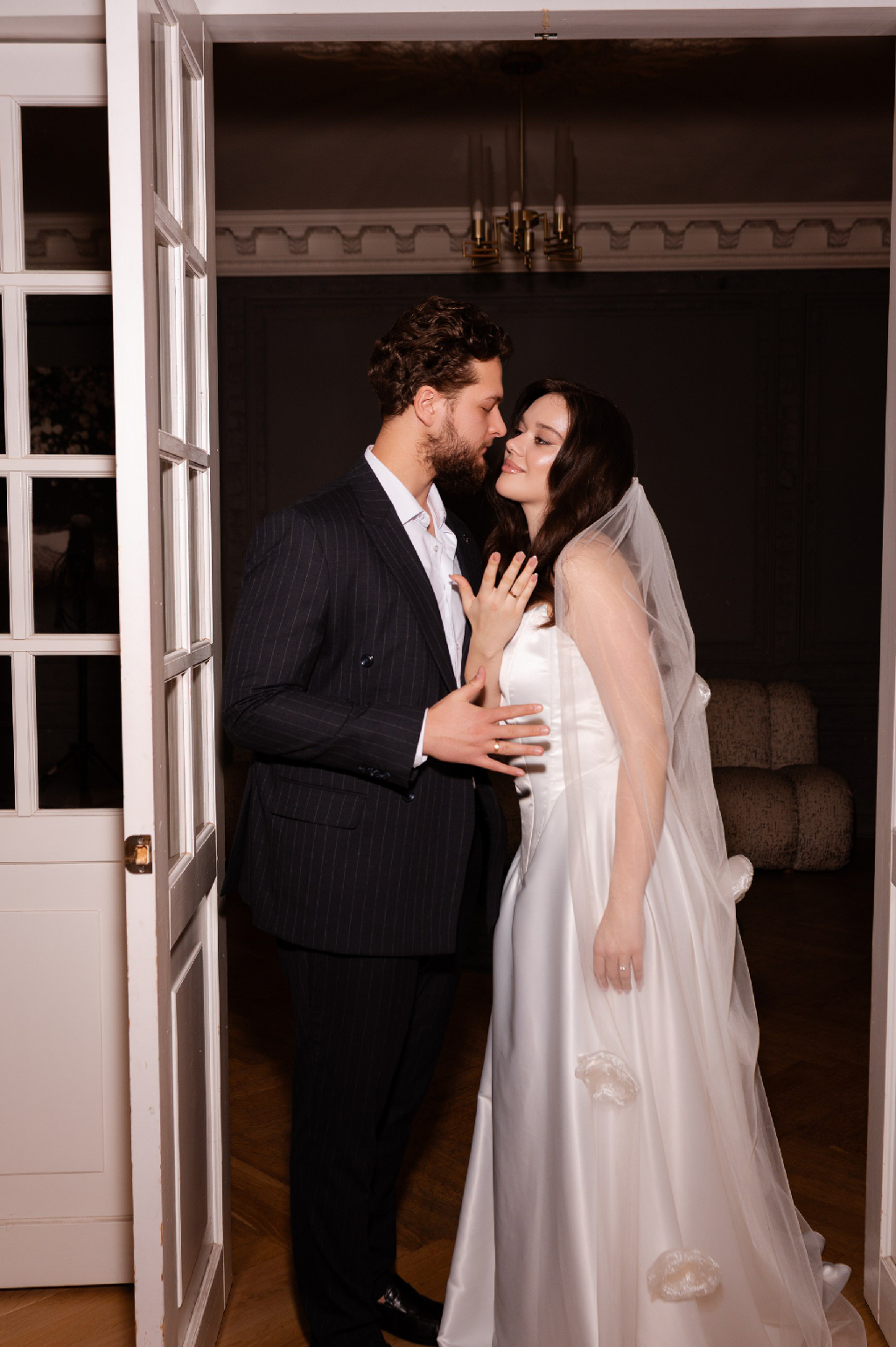 Свадебный образ с длиной фатой с цветами 