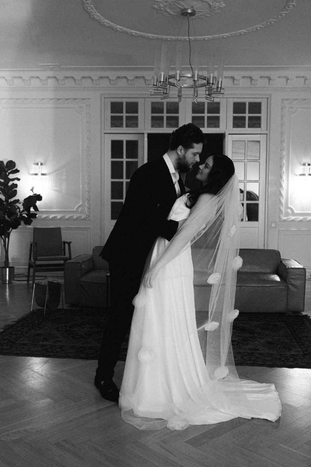 Свадебный образ с длиной фатой с цветами 