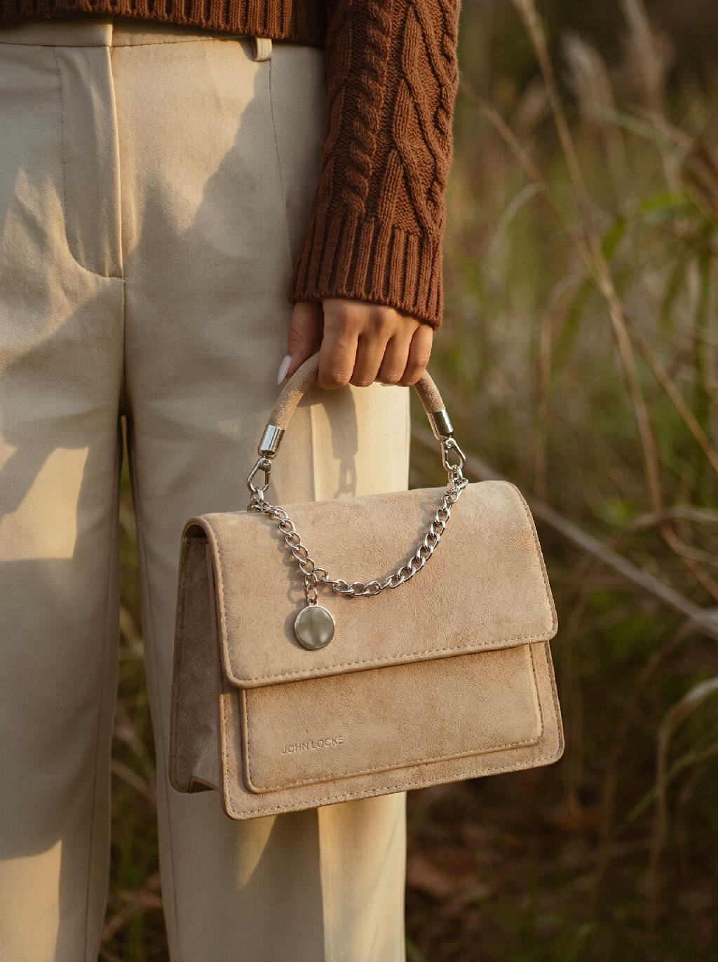 Полезно знать: сумка на каждый день должна держать форму и быть удобной в носке. Тогда образ выглядит собранным, даже если ты собиралась за пять минут. Никаких компромиссов между эстетикой и функциональностью. Ищи JOHN LOCKE на ВБ.