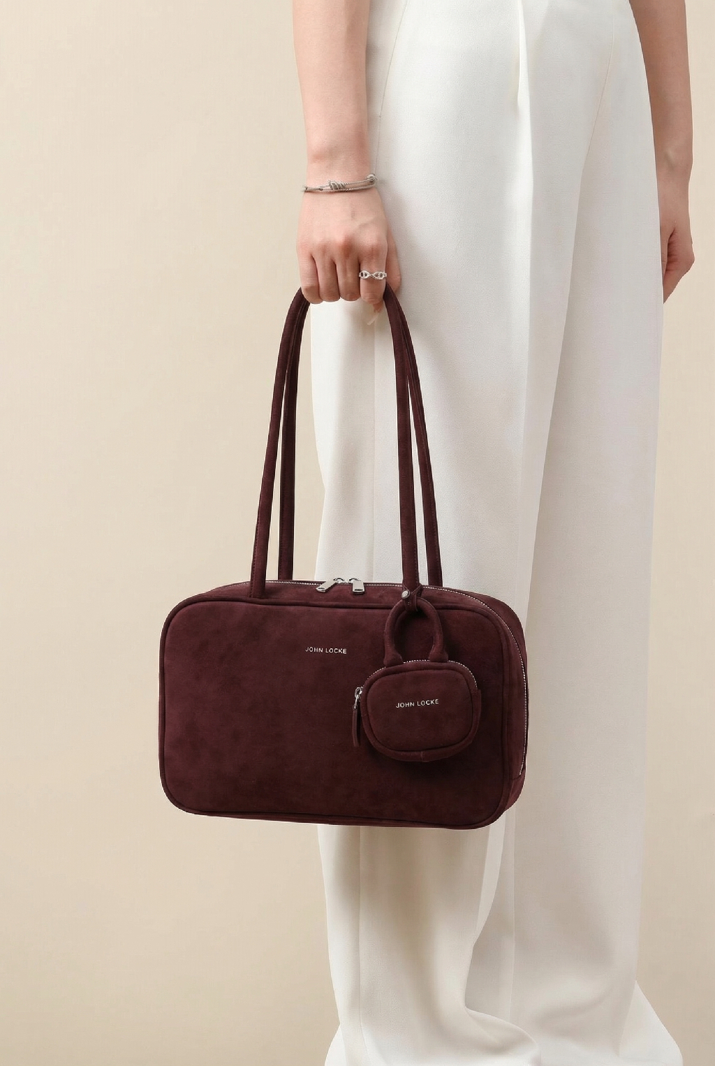 Полезно знать: сумка на каждый день должна держать форму и быть удобной в носке. Тогда образ выглядит собранным, даже если ты собиралась за пять минут. Никаких компромиссов между эстетикой и функциональностью. Ищи JOHN LOCKE на ВБ.