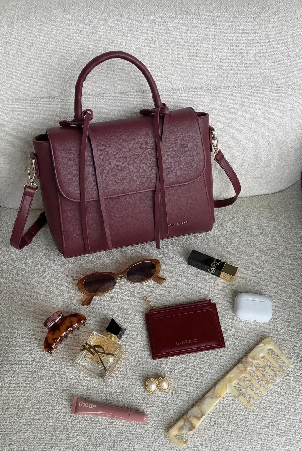 В этом сезоне я влюблена в:

🤎 Тактильность. Кожа сумки, которая мягче масла, в ярком цвете бордо от JOHN LOCKE — ищи в поиске на ВБ или переходи по ссылке в каталог

🧷 Броши. Они вернулись и стали еще интереснее. Одна брошь на вороте рубашки меняет настроение всего образа.