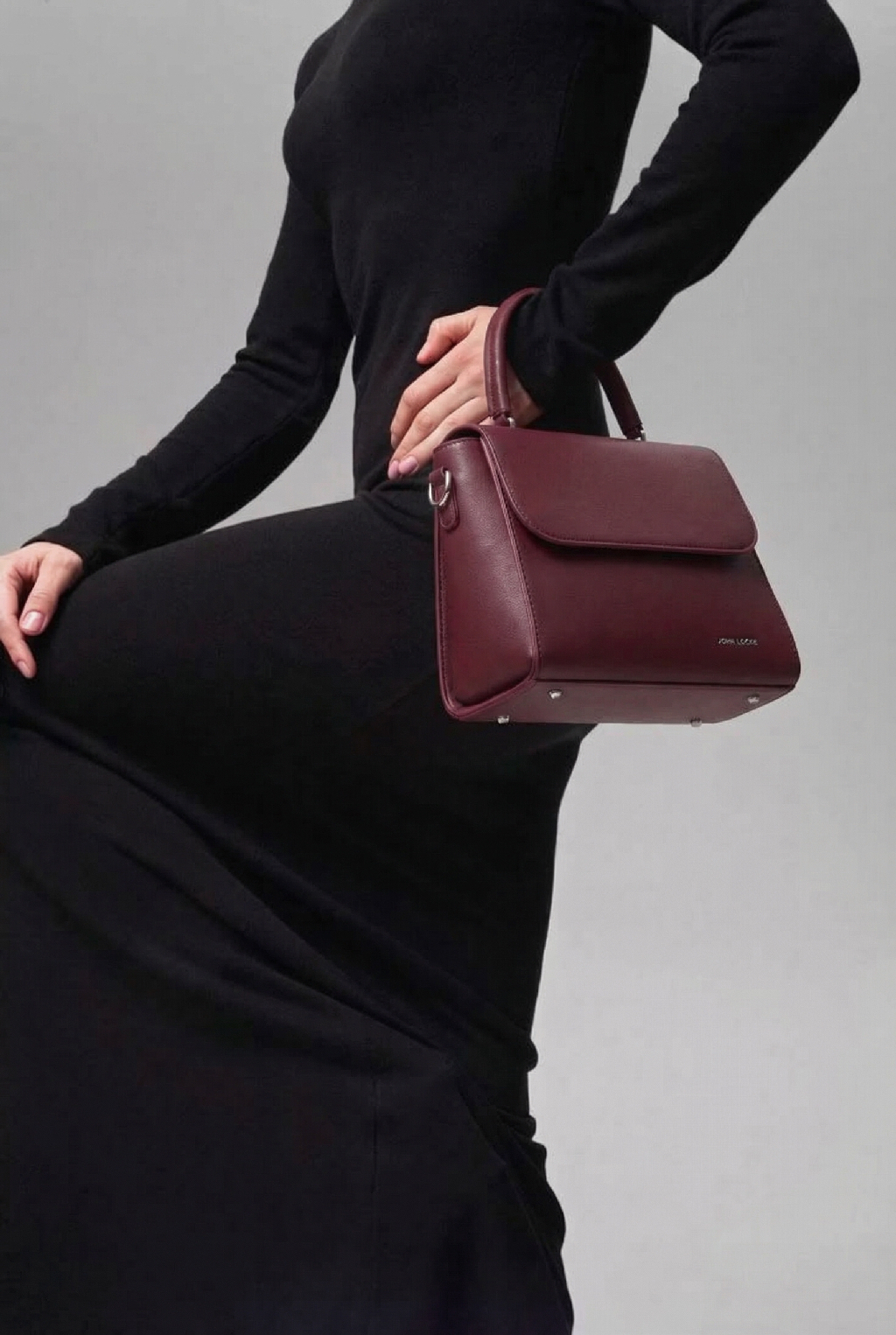 Не бойтесь экспериментировать с формой. Сумка может быть смешной, необычной или винтажной. Главное, чтобы она вызывала у вас улыбку, когда вы берете её в руки, — как бордовая сумка из коллекции JOHN LOCKE. Ищи на ВБ или переходи по ссылке в публикации 