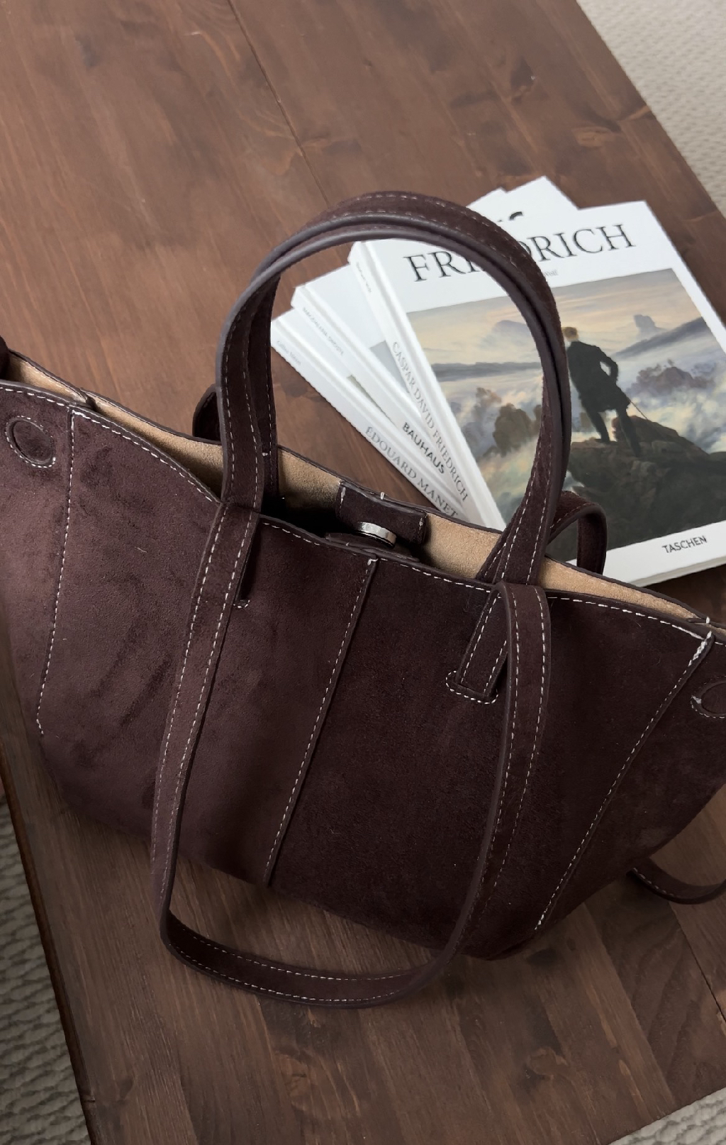 Твой главный акцент в стиле Frugal chic Girl — эта сумка! 👜✨ #WW289512 доступная бюджетная роскошь от #JOHNLOCKE на ВБ