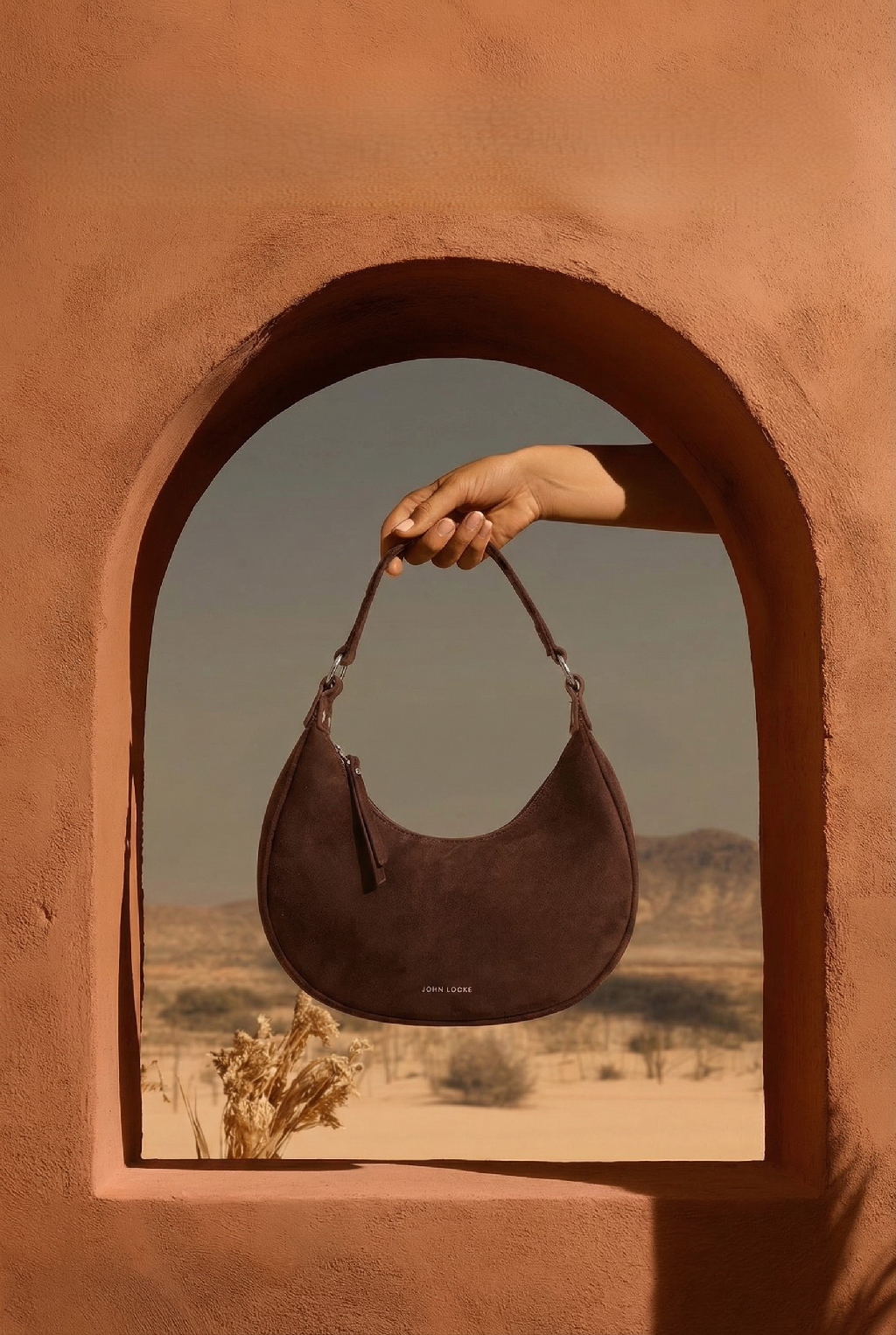 Полезно знать: сумка на каждый день должна держать форму и быть удобной в носке. Тогда образ выглядит собранным, даже если ты собиралась за пять минут. Никаких компромиссов между эстетикой и функциональностью. Ищи JOHN LOCKE на ВБ.