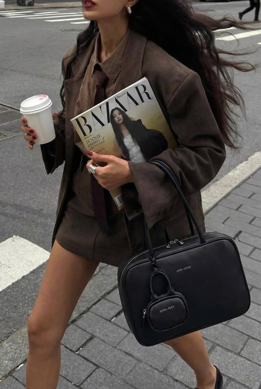 Вместительная черная сумка может быть стильным аксессуаром, как у JOHN LOCKE. Бывают дни, когда хочется спрятаться в объемный худи и джинсы. Но именно в такие дни нас спасает «правильная» сумка. Та самая, которую ставишь на стол в кафе, и она уже говорит о тебе больше, чем тысяча слов.