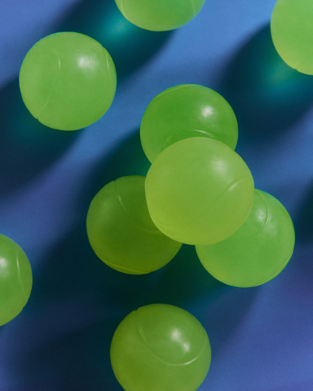 Игра. Сет. Матч. 🎾
Наше мыло в форме теннисного мяча снова в наличии 💚
Оно превратит обычное утро в финал большого турнира или станет началом очень приятного ритуала.
Аромат переносит в идеальное лето. Хруст только что открытой банки с мячами, тонкий шлейф солнцезащитного крема, морская соль и свежесть огурца. Предвкушение классного дня в каждом использовании.⛱️
Лимитированная партия уже ждет на корте. Кто первый на подаче? 💨