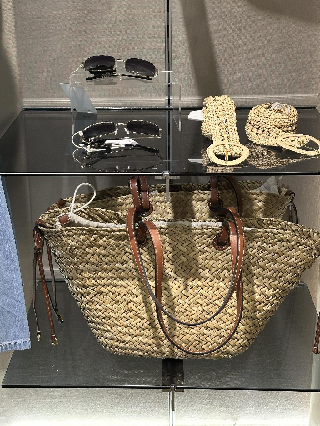 Ассортимент интересных аксессуаров в Mango Кунцево Плаза Москва 