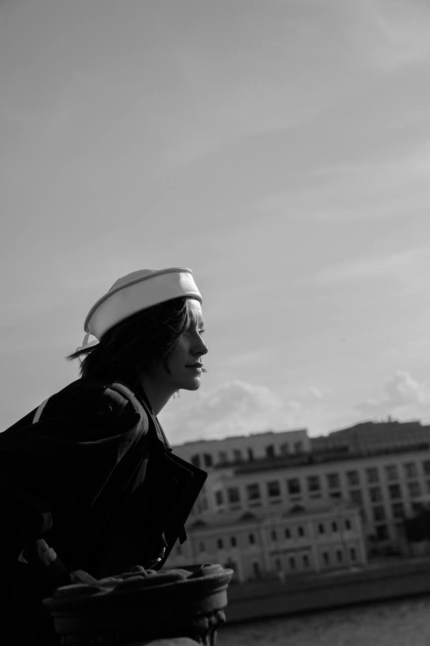 Образ, вдохновленный историей. 
Бельевое платье, объемный плащ, шляпа-морячка, сумка-авоська и балетки. Настроение - ты выбежала из своей квартиры в высотке после пробуждения, прямо в ночнушке, накинула тренч и шляпку и отправилась встречать летний рассвет на набережной.