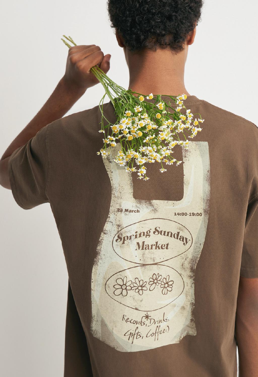 Яркая футболка - незаменимая вещь в гардеробе летом (если только вы не любитель минимализма, конечно же) 

Обратите внимание на мужские отделы 