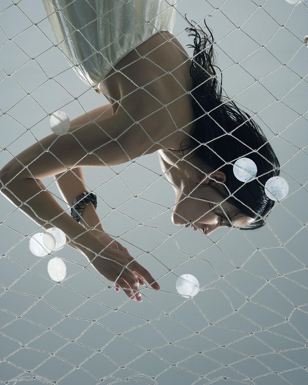 А что если носить юбку, как платье? 
Style by me. 