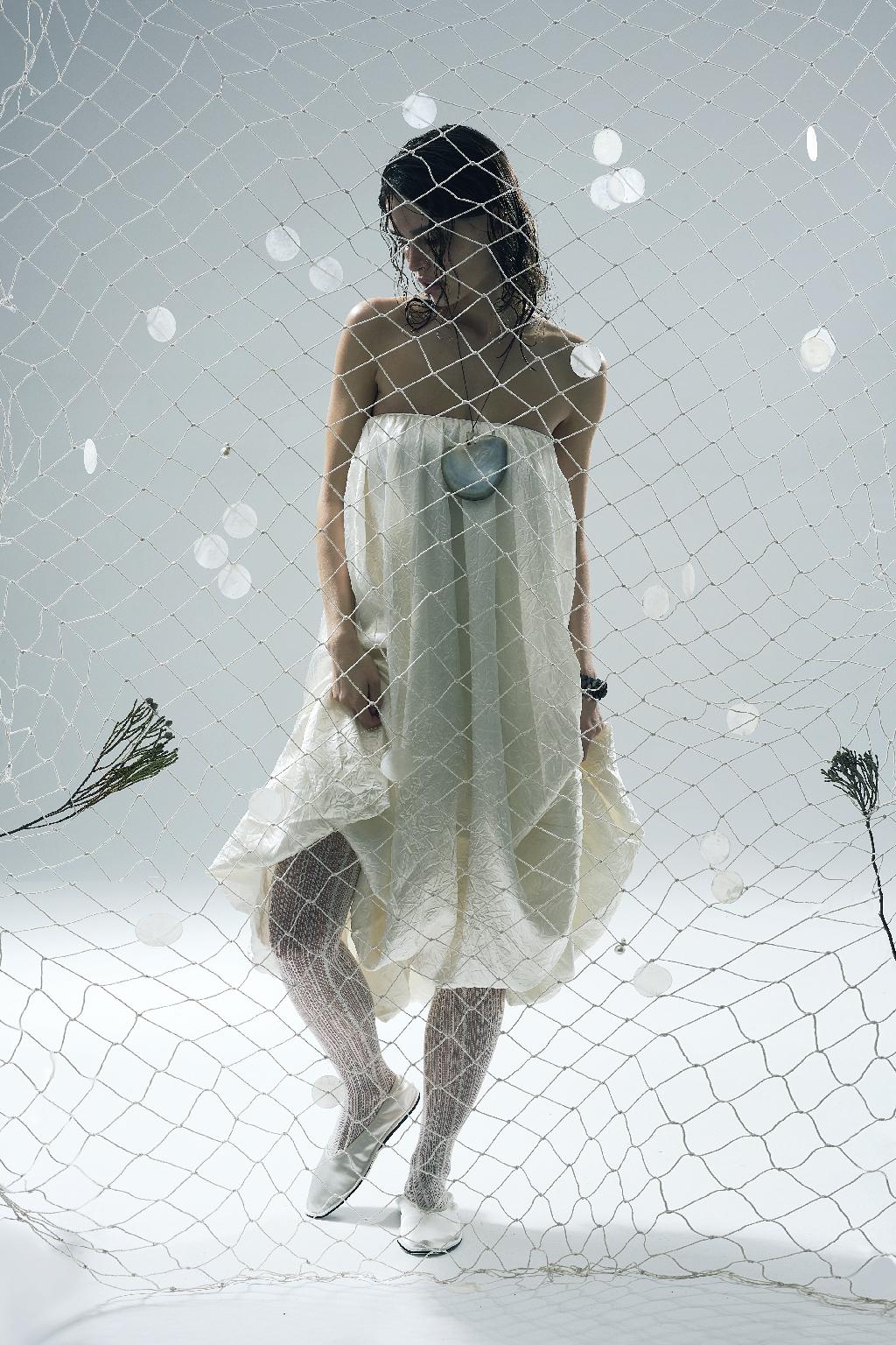 А что если носить юбку, как платье? 
Style by me. 