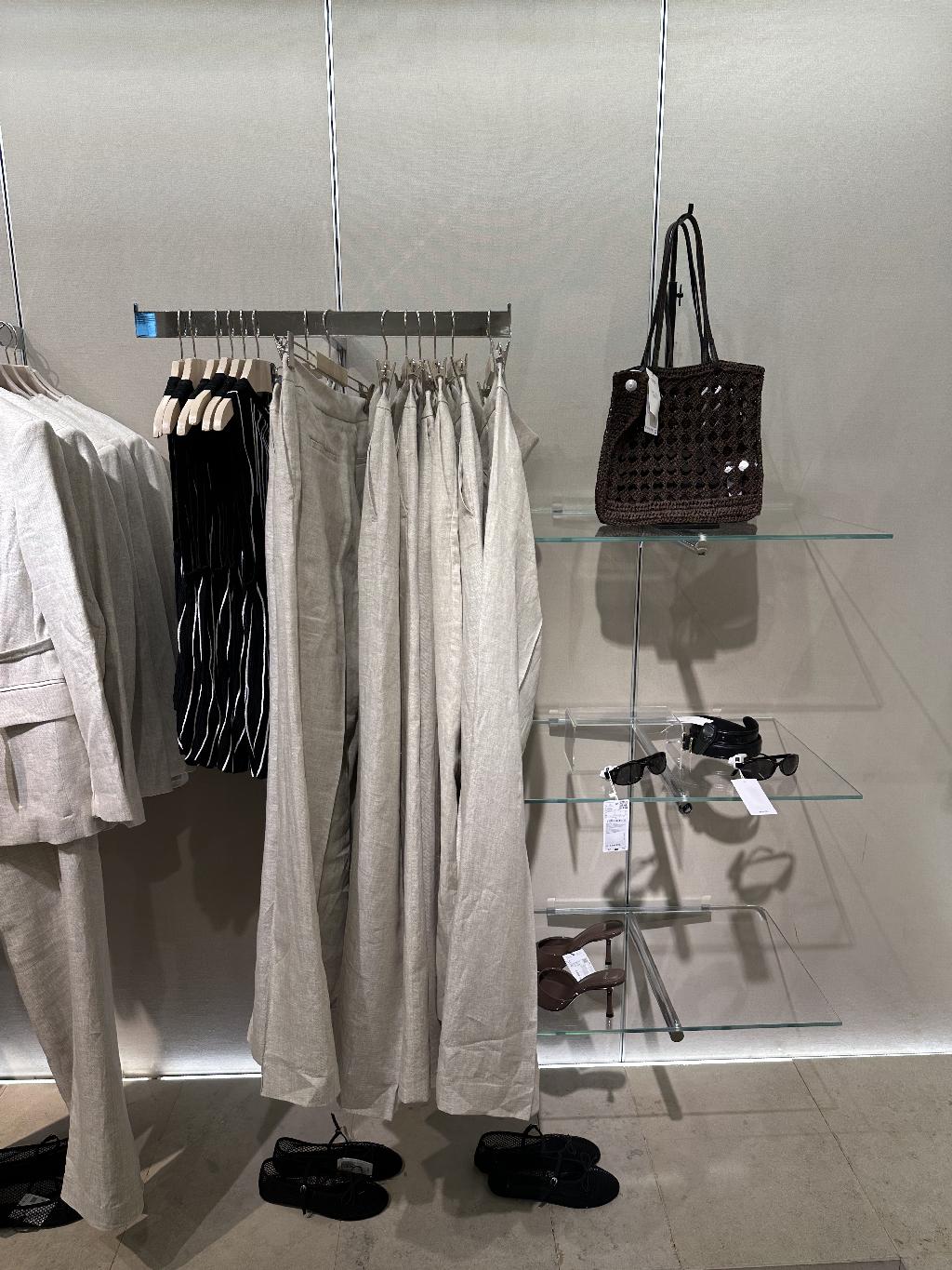 Ассортимент интересных аксессуаров в Mango Кунцево Плаза Москва 