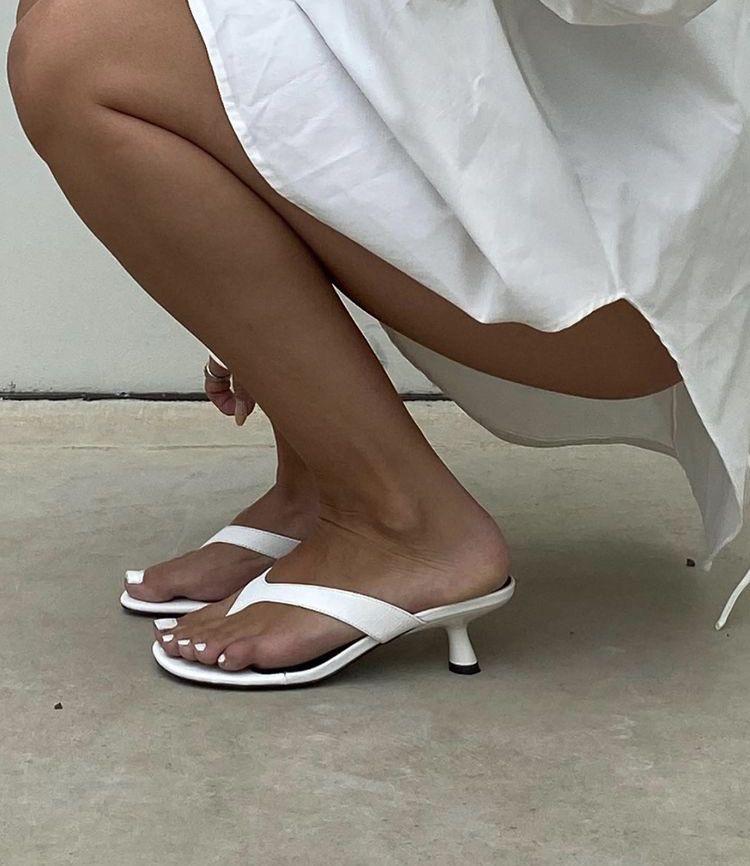 Самая трендовая обувь сезона — вьетнамки на каблуке