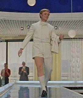 Смешно, что то, что было иронией в советском кино, стало модой в современных реалиях. 

Я видела эти джинсы в Км20. Чуть не померила.