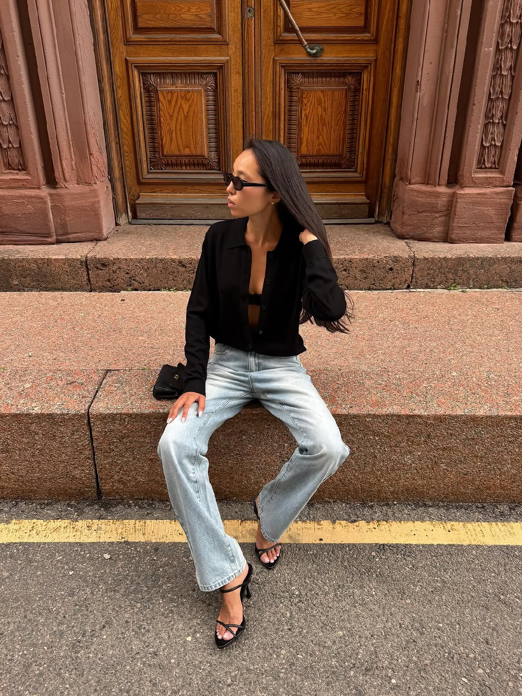 Для дней, когда хочется выглядеть просто, но безупречно. Джинсы с правильной посадкой и поло из тончайшей шерсти мериноса - формула образа, где лаконичность встречается с настоящей роскошью!