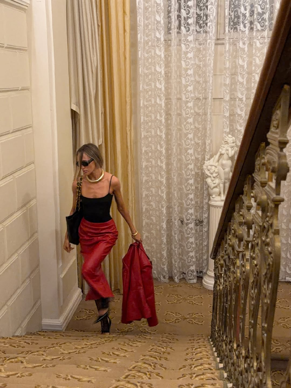 Кристина в костюме Baccarat, который легко пережил новогодние выходы и оказался тем вариантом, который хочется носить и дальше — уже в обычные дни.

Итальянская экокожа, отстрочка шелковыми нитями, на спинке — металлическая декоративная деталь Nude Story в золотистом оттенке. Безупречность даже в деталях ❤️