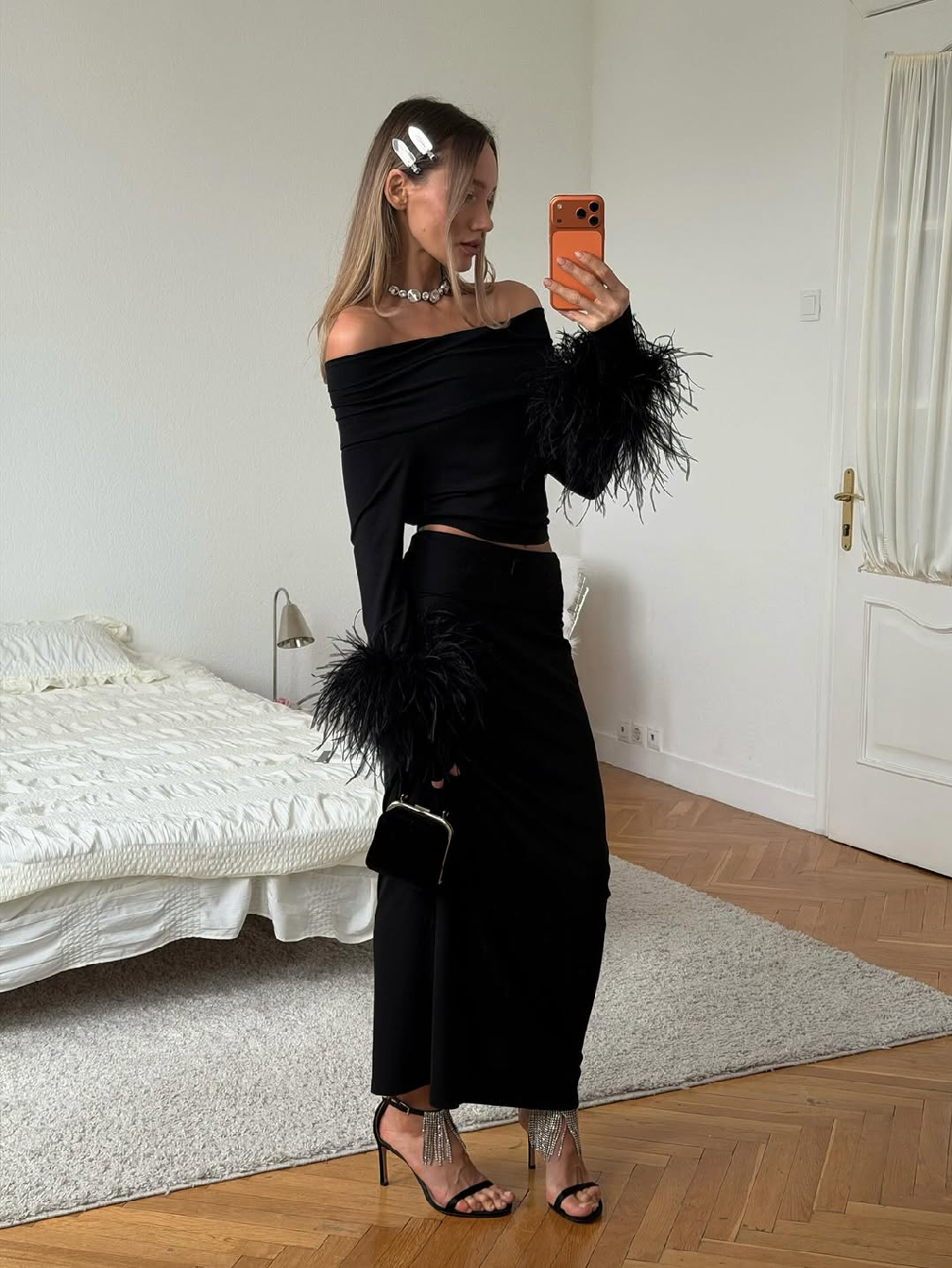 С каждым выходом коллекции нам особенно важно отмечать, как изделия продолжают жить в руках тех, кто их выбирает. Один и тот же жакет, платье или юбка собираются в совершенно разные истории, стоит лишь по-новому расставить акценты.

Сегодня свои варианты показывает Кристина @kgamine: смелые сочетания оттенков, фактур и аксессуаров показывают, насколько по-разному могут звучать платья из коллекции Vegas.

Листайте, присматривайтесь к деталям и вдохновляйтесь на собственные решения для новогодних образов 🤍