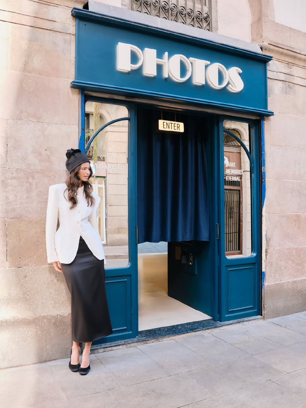 Чистая графика и выверенные пропорции. Молочный жакет с архитектурным силуэтом, чёрная атласная юбка-карандаш и чалма Noche - образ, в котором минимализм приобретает драматичный характер.