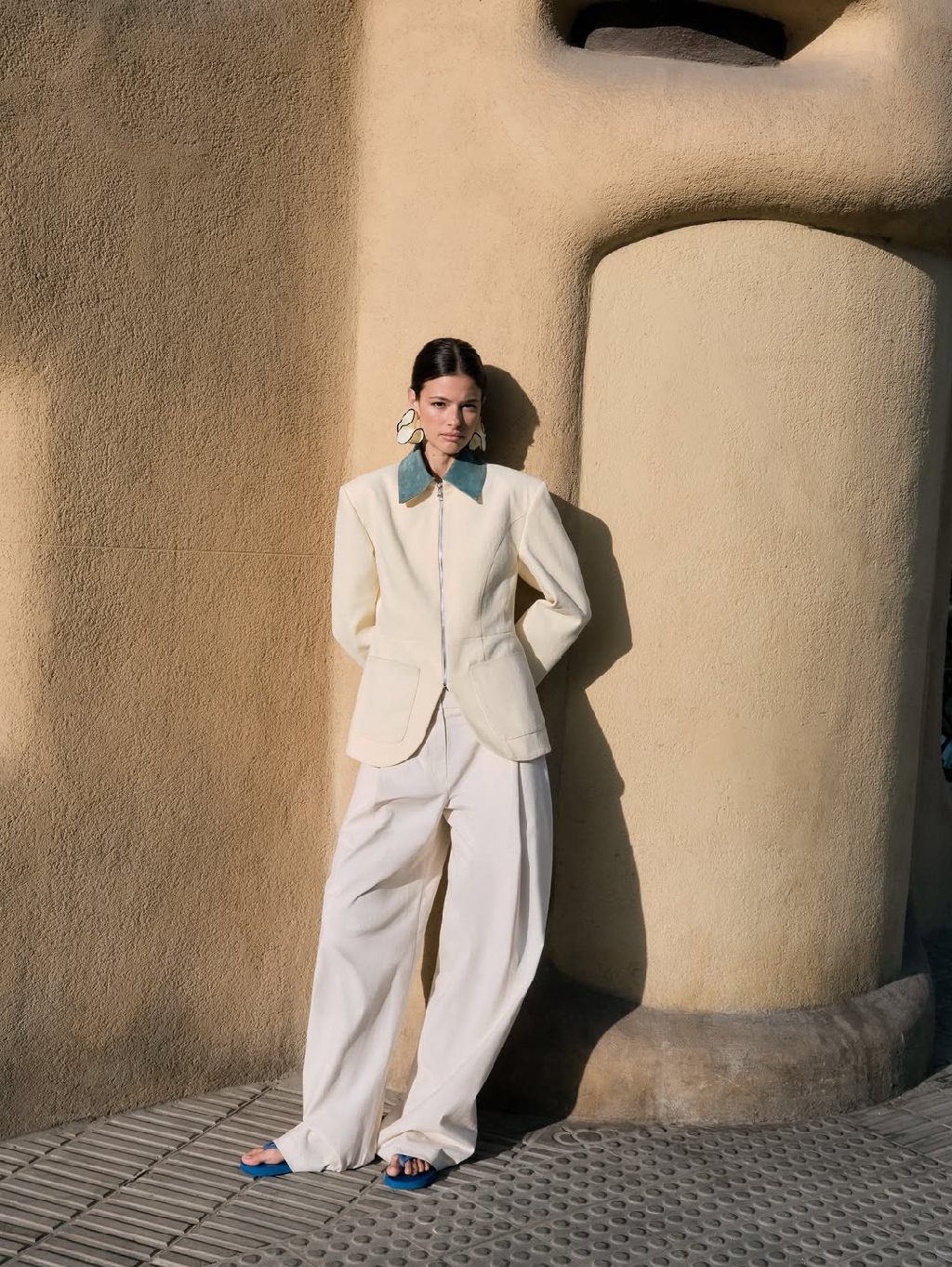 Новая весенняя коллекция ¡CAMINA! — это история девушки, которая встречает весну в городе и проживает ее так, как живут на юге: чувственно, свободно и с вниманием к каждому моменту.

Коллекция создана для того самого момента сезона, когда хочется наконец снять тяжелые зимние слои и почувствовать тепло, движение и воздух вокруг. Когда одежда становится продолжением настроения — женственного, свободного и немного мечтательного.

В основе коллекции — натуральные ткани: хлопок, шелк, атлас и шифон. Легкие, дышащие, живые. Архитектурный крой придает силуэтам выразительность и современный характер, а продуманная трансформируемость многих моделей делает их универсальными элементами гардероба, которые легко переходят из сезона в сезон.

В коллекции ощущается тонкая испанская интонация — любовь к солнцу, к городу, к красоте простых мгновений.
Легкая небрежность, естественная чувственность и свобода, с которой так легко идти по теплым улицам южных городов.

Весна начинается с шага.
И мы делаем его навстречу вместе с коллекцией ¡CAMINA!