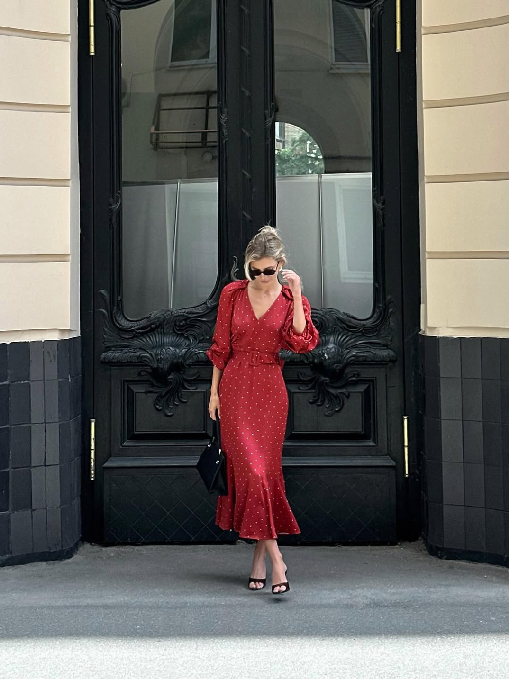 Платье, которое притягивает взгляды - глубокий красный оттенок, живой ритм гороха и силуэт, подчеркивающий уверенность. Для особых встреч, прогулок и моментов, когда хочется почувствовать себя героиней кино.