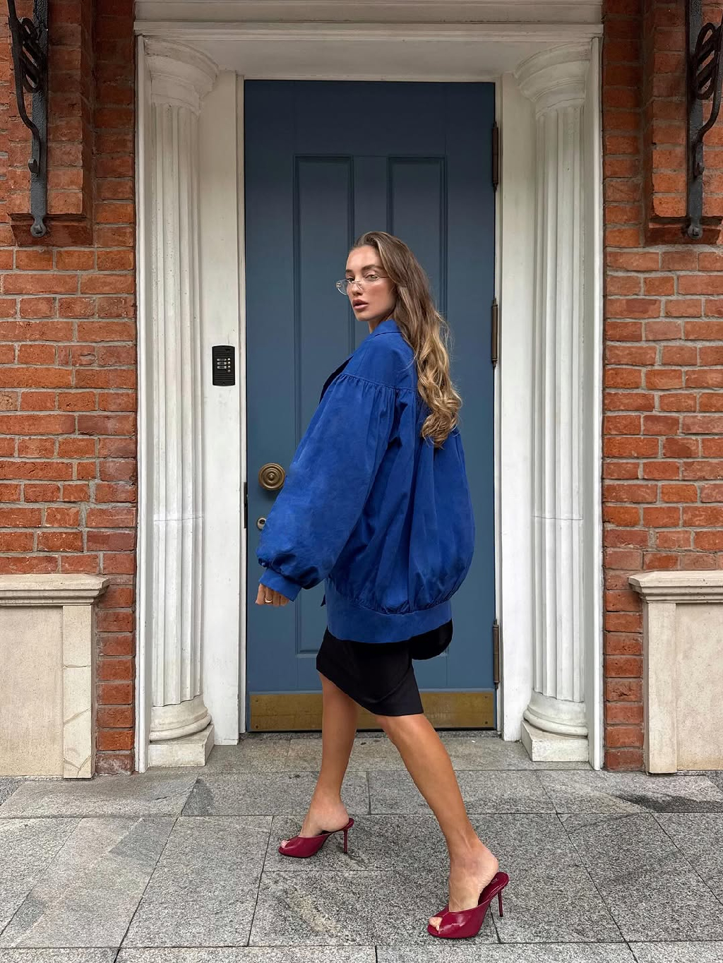 Легкость трикотажа, мягкость ангоры и четкие линии юбки - все это собрано в образ, который легко вписывается в городское настроение. Сине-голубая куртка
Vero Blu в стиле 80-х добавляет глубины и акцента, превращая повседневный выход в выразительный жест 🤍