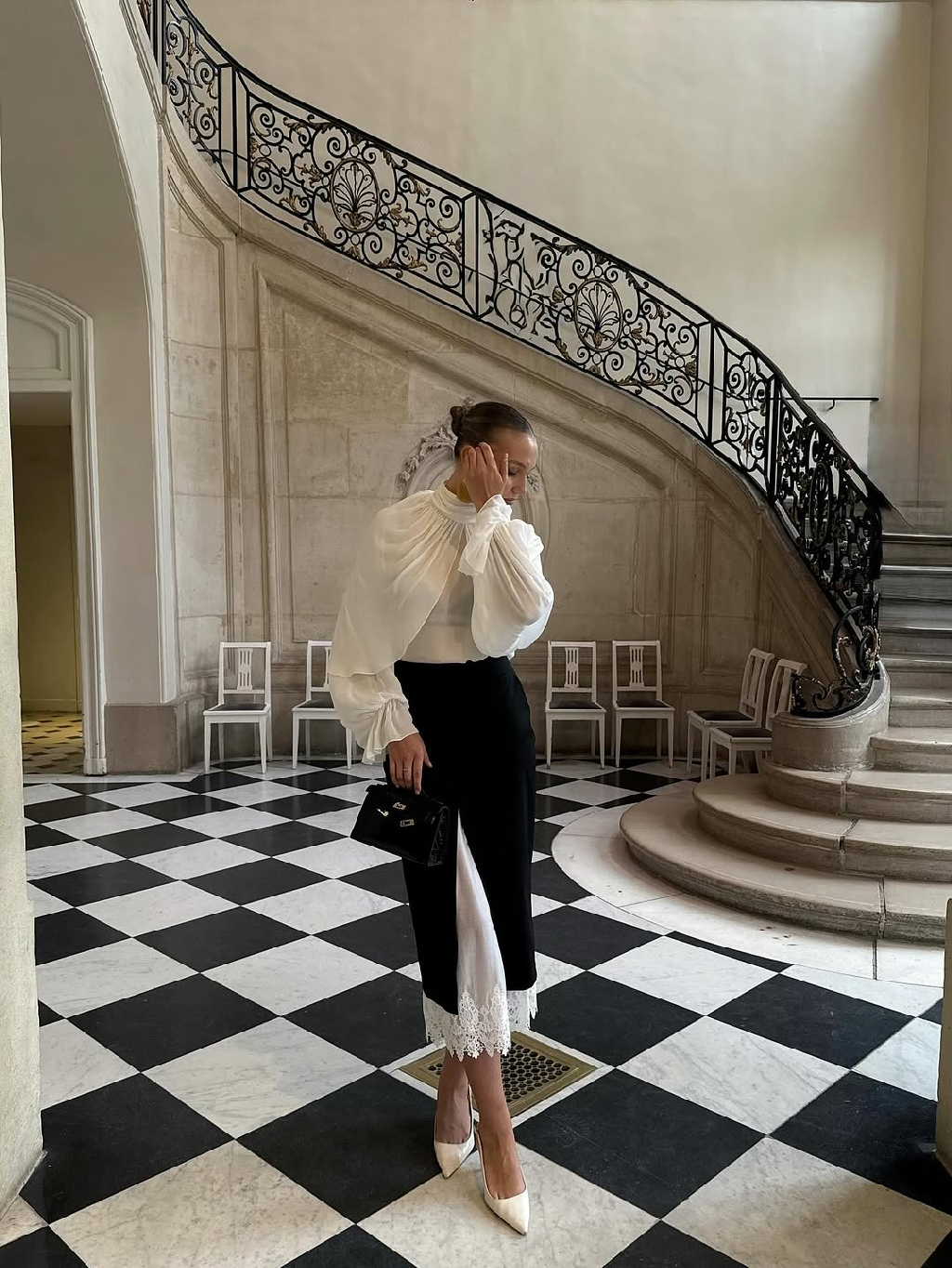 Этот образ - синоним элегантности и утонченности.

Объемная блуза Ak Toman из итальянского шифона раскрывается в движении: сборка по горловине, широкие рукава и плавный силуэт создают ощущение легкости.

Юбка Heritage строится на игре двух слоев: строгая шерсть сверху и тонкий шелковый батист с вручную выложенным кружевом снизу. Легкий контраст фактур делает образ многослойным и сложным.

Оба изделия — из кутюрной коллекции SIGNATURE, в которой мы исследуем связь традиционного ремесла и актуальных форм.