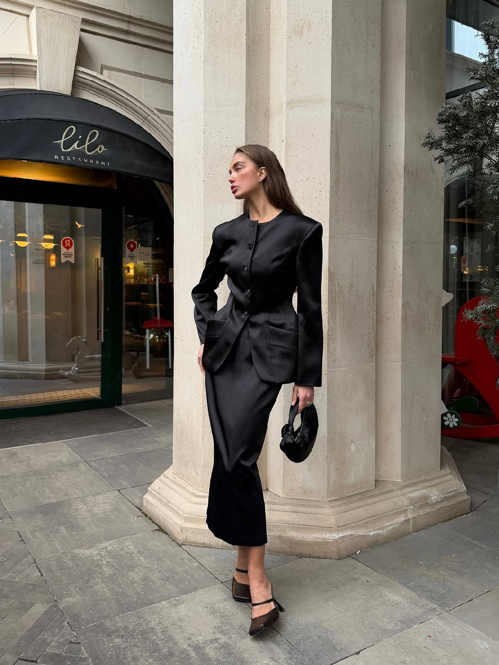 Безупречный total black, в котором объединяются элегантность и женственная утонченность. Приталенный жакет и юбка миди Brisa de Satén из атласной вискозы — идеальный дуэт для особенных случаев.