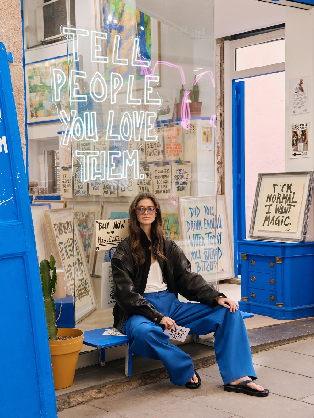 Новая весенняя коллекция ¡CAMINA! — это история девушки, которая встречает весну в городе и проживает ее так, как живут на юге: чувственно, свободно и с вниманием к каждому моменту.

Коллекция создана для того самого момента сезона, когда хочется наконец снять тяжелые зимние слои и почувствовать тепло, движение и воздух вокруг. Когда одежда становится продолжением настроения — женственного, свободного и немного мечтательного.

В основе коллекции — натуральные ткани: хлопок, шелк, атлас и шифон. Легкие, дышащие, живые. Архитектурный крой придает силуэтам выразительность и современный характер, а продуманная трансформируемость многих моделей делает их универсальными элементами гардероба, которые легко переходят из сезона в сезон.

В коллекции ощущается тонкая испанская интонация — любовь к солнцу, к городу, к красоте простых мгновений.
Легкая небрежность, естественная чувственность и свобода, с которой так легко идти по теплым улицам южных городов.

Весна начинается с шага.
И мы делаем его навстречу вместе с коллекцией ¡CAMINA!