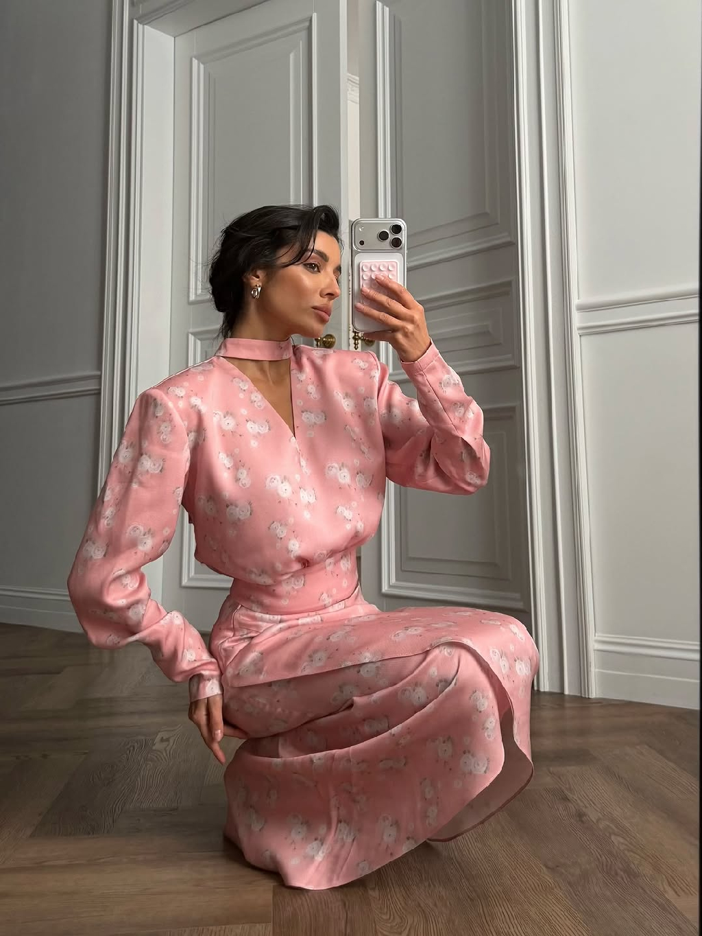 В коллекции Pre-Spring главный акцент — ранункулюсы.

Spring Flower — розовый фон и молочные ранункулюсы. Для особого нежного весеннего настроения создан комплект из блузы и юбки миди.