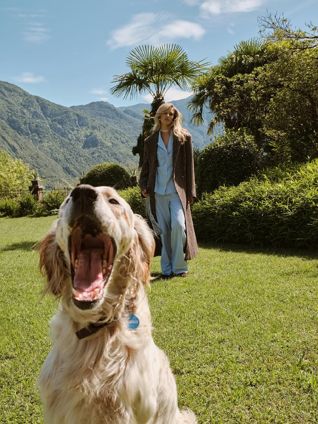 Расслабленность и шик встречаются в одном настроении. Голубой костюм из хлопка намекает на утреннюю свободу и непринужденность, а пальто из шерсти с графичной фактурой придает образу собранность и глубину.

Эти и другие новинки — на сайте и в офлайн-магазинах
Nude Story.