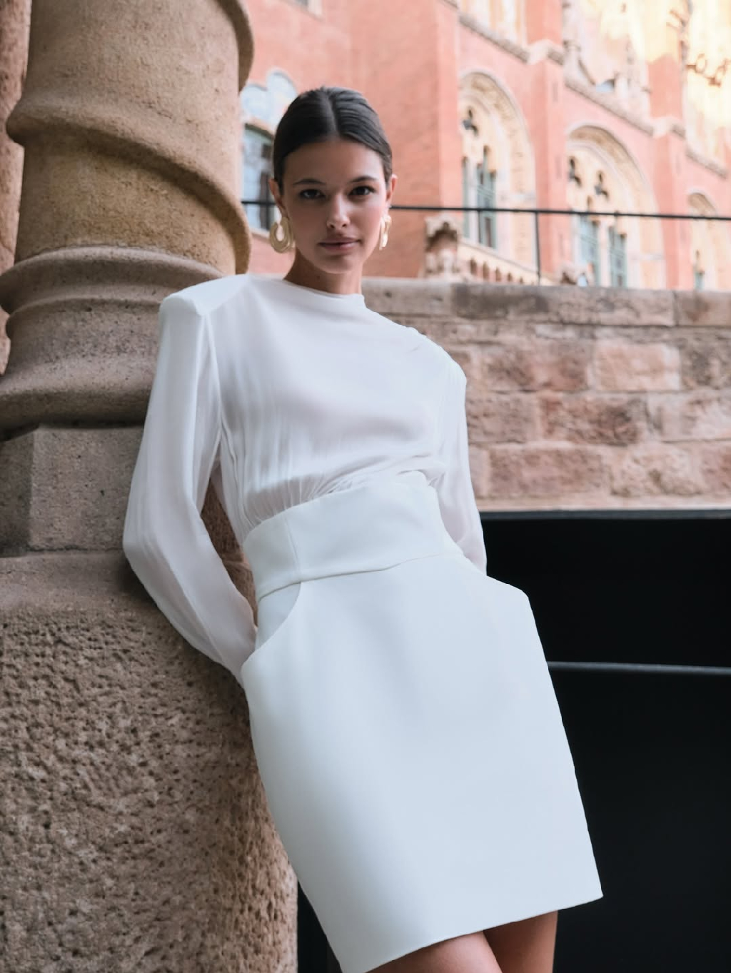 Мини в молочном оттенке - про чистую выразительность без лишнего шума 🤍

Верх из итальянского вискозного шифона с лёгкой полупрозрачностью ловит свет и движение, создавая ту самую «живую» фактуру. Цельнокроеный воротник-стойка добавляет графики, а защипы на плече мягко переходят в драпировку, будто повторяя линии архитектуры вокруг.