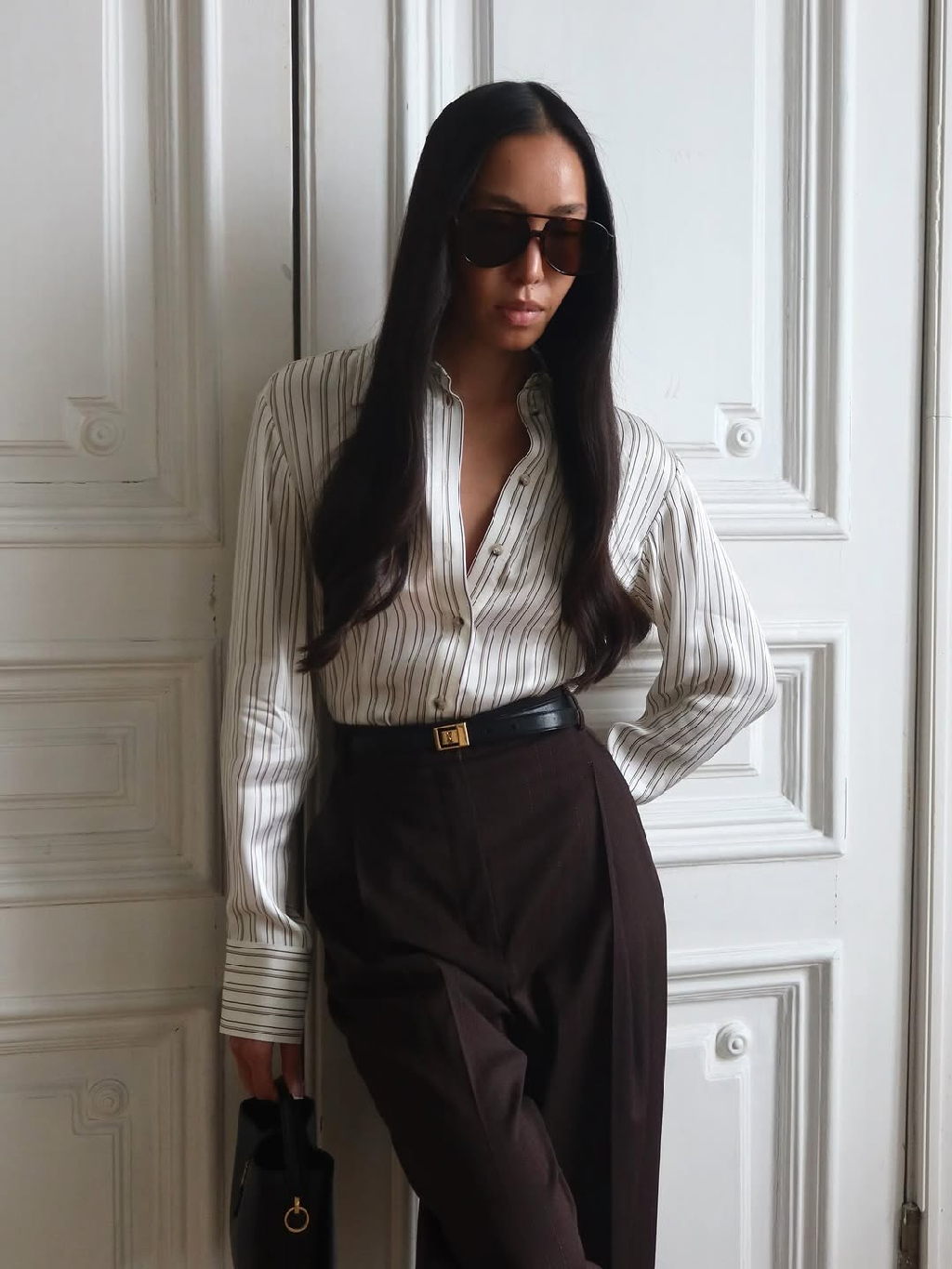 Шоколадный оттенок — один из ключевых в этом сезоне. Он звучит глубоко и благородно, мягко подстраиваясь под разные фактуры.

В этом образе встречаются несколько его граней: атласная рубашка с авторской полоской, костюмные брюки из вирджинской шерсти и замшевая куртка с теплым внутренним слоем. Каждый элемент сохраняет собственный характер, но вместе они создают целостный, выверенный силуэт.